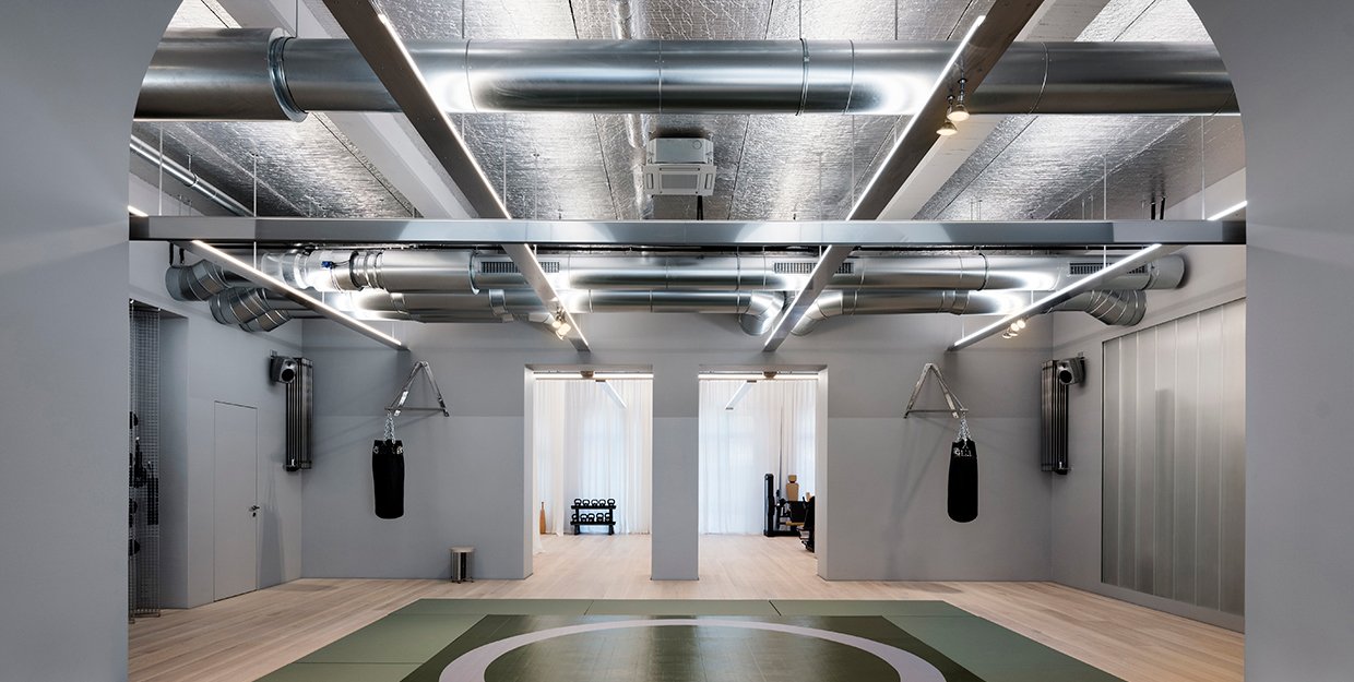 Modernes, professionelles Fitnessstudio mit sichtbarer Technik und Trainingsgeräten