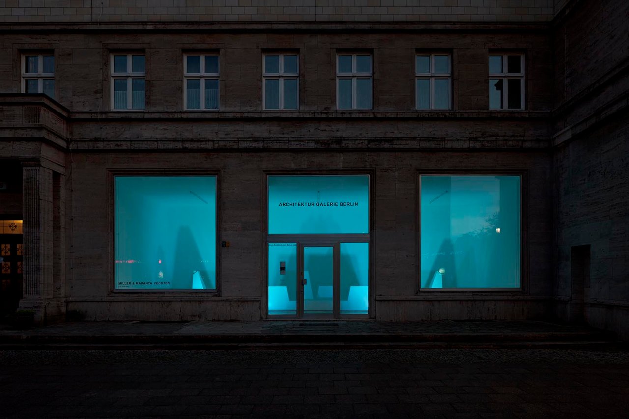 Fassade eines historischen Gebäudes mit großen Schaufenstern, in denen 'Architektur Galerie Berlin' ausgeschildert ist.