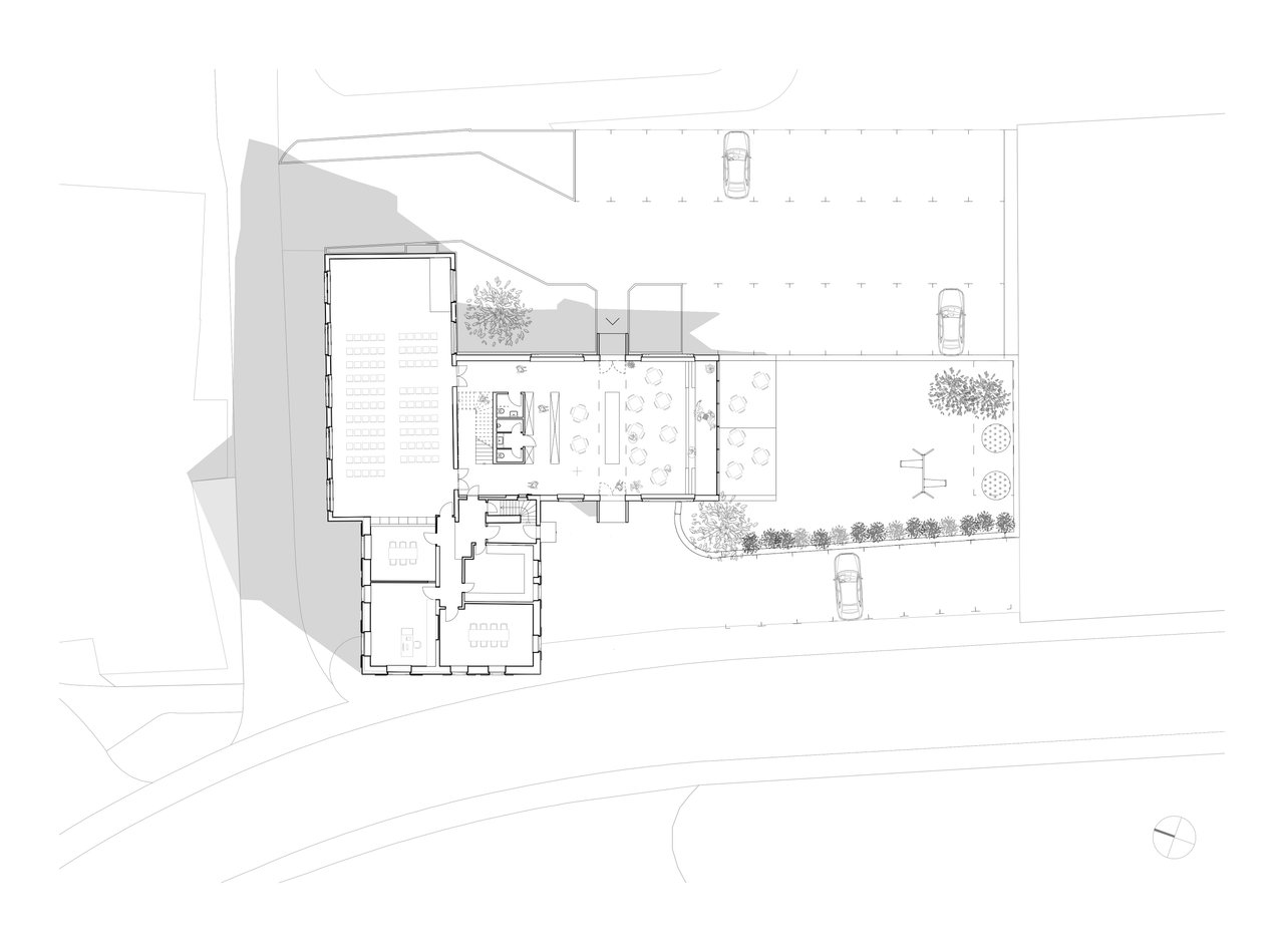 Architektonischer Grundriss eines modernen Wohnhauses mit Außenanlagen und Stellplätzen