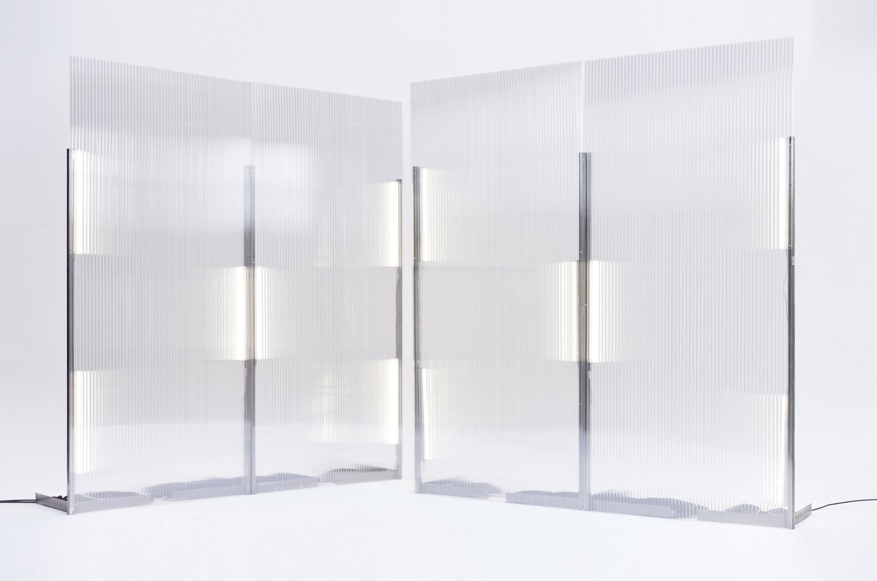 Transparente Raumteiler oder Trennwände aus Rippenglas, ideal für moderne Innenarchitektur und Büros